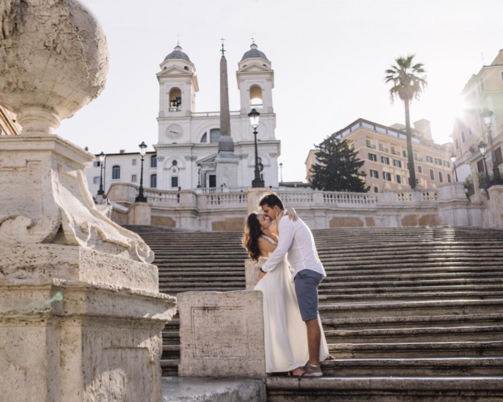 Испанская площадь в Риме и влюбленная пара