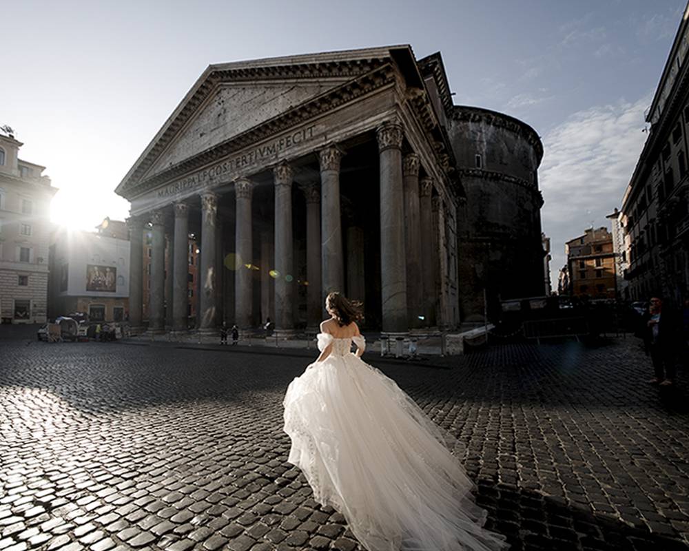 Невеста у Пантеона в Риме