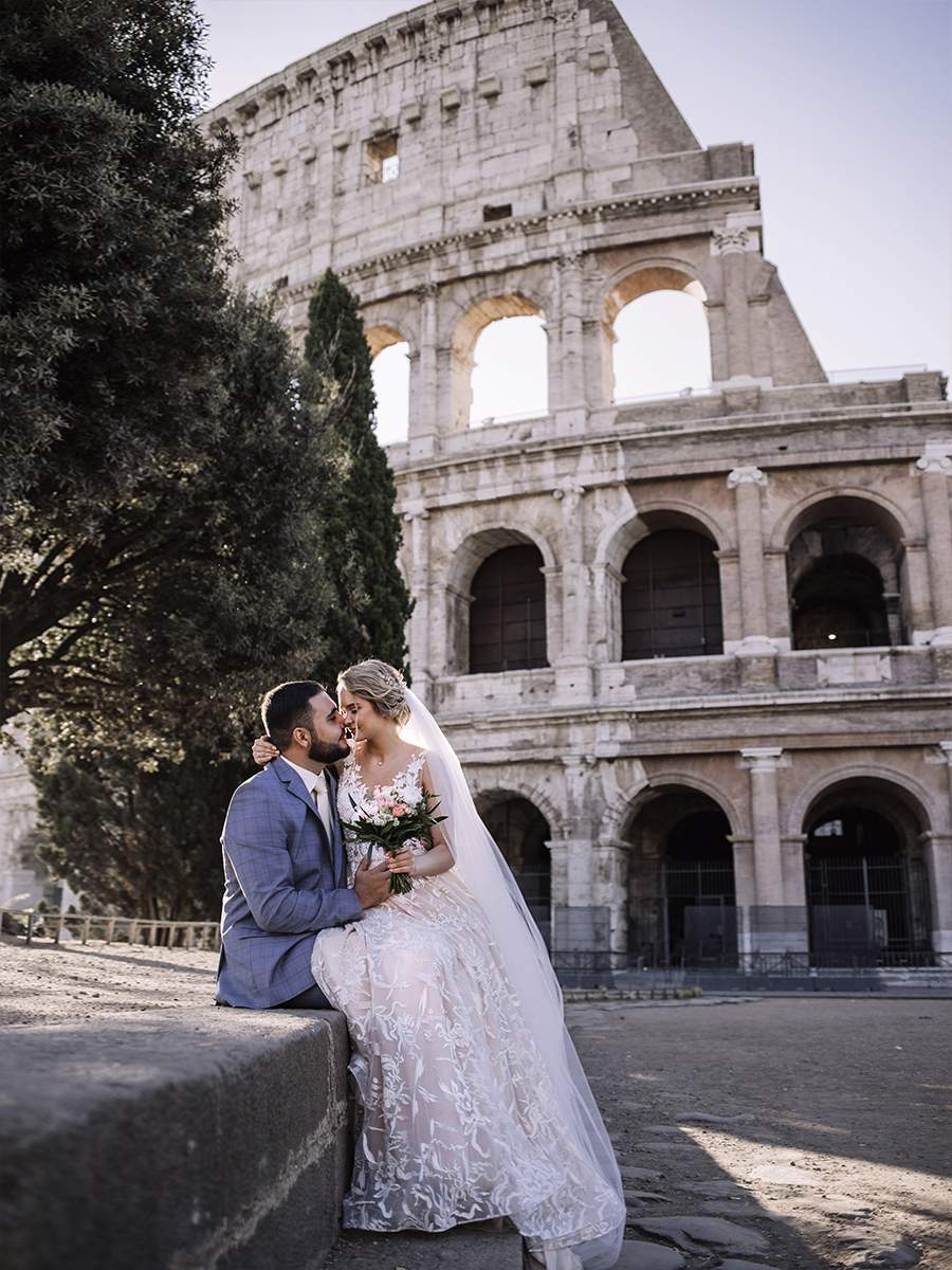 Жених и невеста у Колизея